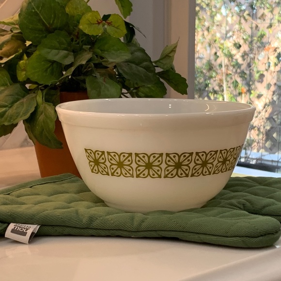 Vtg. Pyrex 1.5 qt Bowl, Autumn Floral (Verde) + NEW Retro Avocado Potholder - Picture 15 of 16